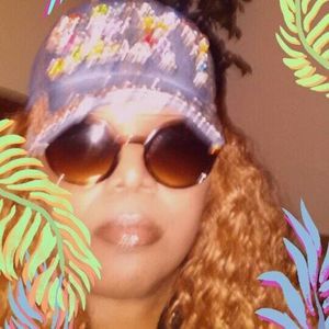 Meet your Posher, Gloria